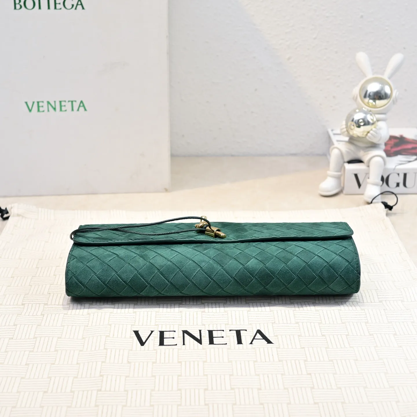 Batch 1360 #Bv Clutch long clutch bag equipped with handles, the design of the clutch bag reflects the exquisite and high-end taste ~ using exquisite craftsmanship intreccio woven suede, it can be held in the hand, carried by hand or under the arm. The metal knot embellishment exudes temperament and nobility ~ , equipped with a zipper compartment inside, it is a good companion for your daily life🧑‍❤️‍💋‍🧑, whether you are walking on the red carpet or attending a dinner, it will add a unique charm to you💞 Model: 1511 Size: 31x13x3